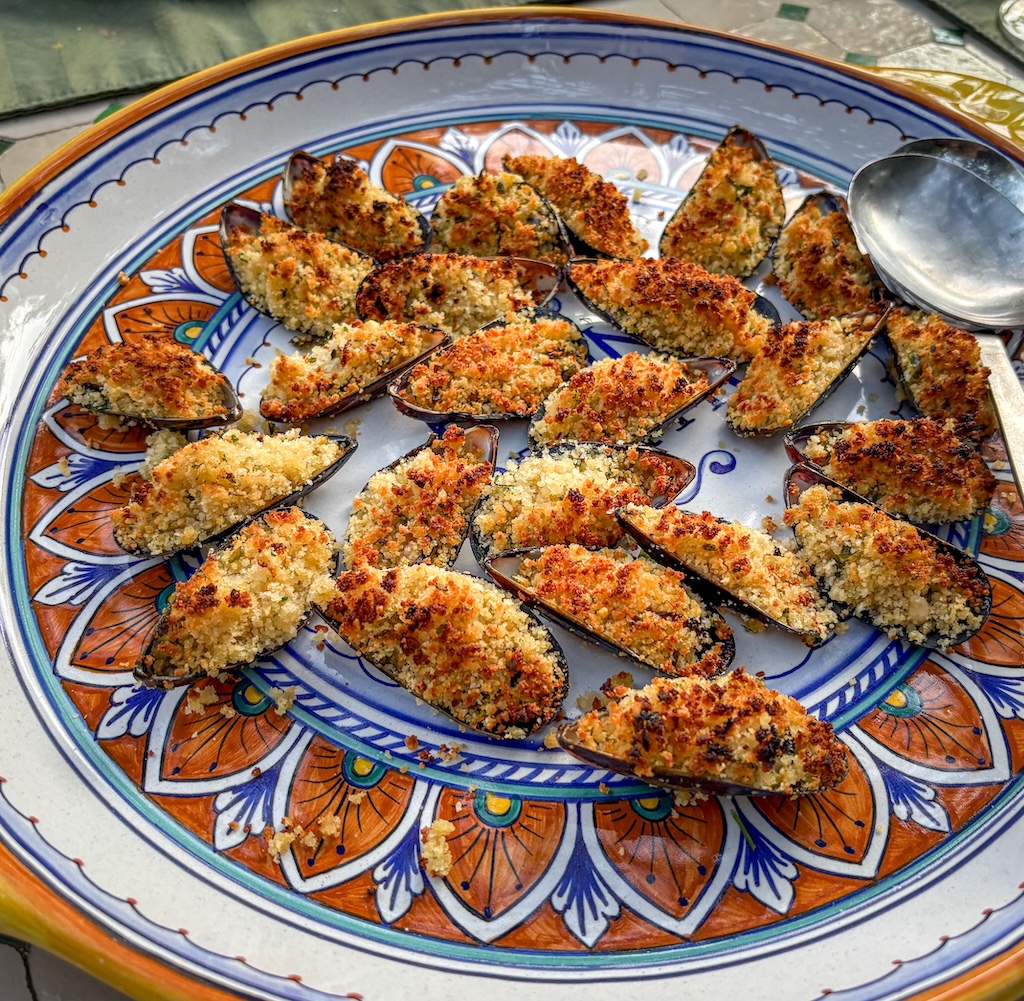 food picture of cooked stuffed mussels on a plate