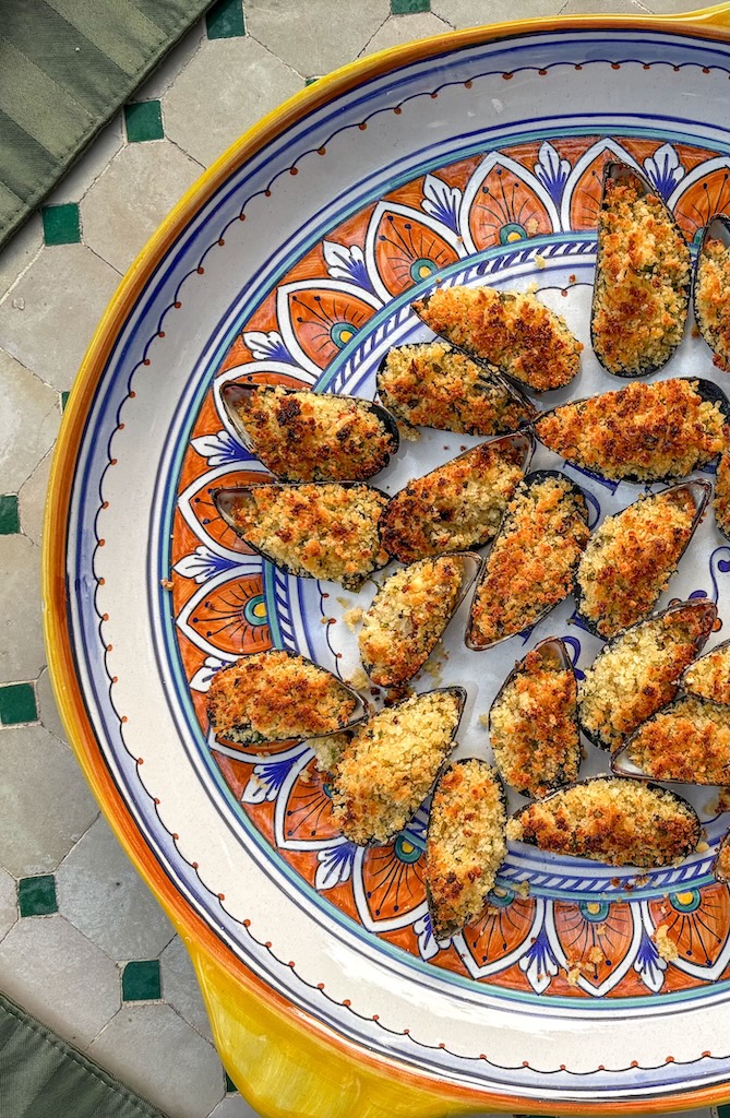 food picture of cooked stuffed mussels on a plate